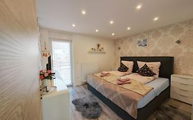 VipStay - Stilvoll und geräumige Apartments mit Terasse oder Balkon, Küche, kostenloses Parken, WLAN, Smart Tv
